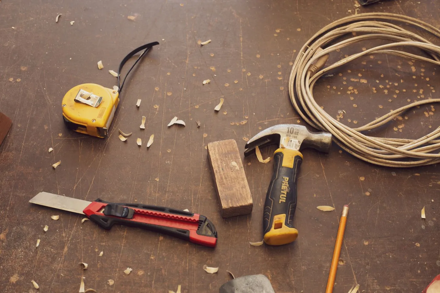 Werkbank mit Werkzeug und Holzspänen